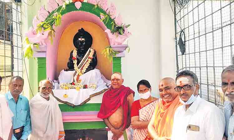 భక్తిశ్రద్ధలతో సోమనాథుడి దీపారాధన