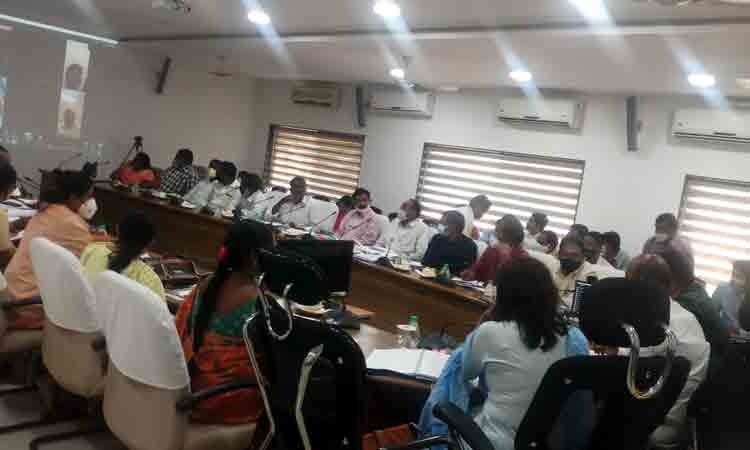 కరోనా కట్టడిలో ఉద్యోగుల కృషి అభినందనీయం