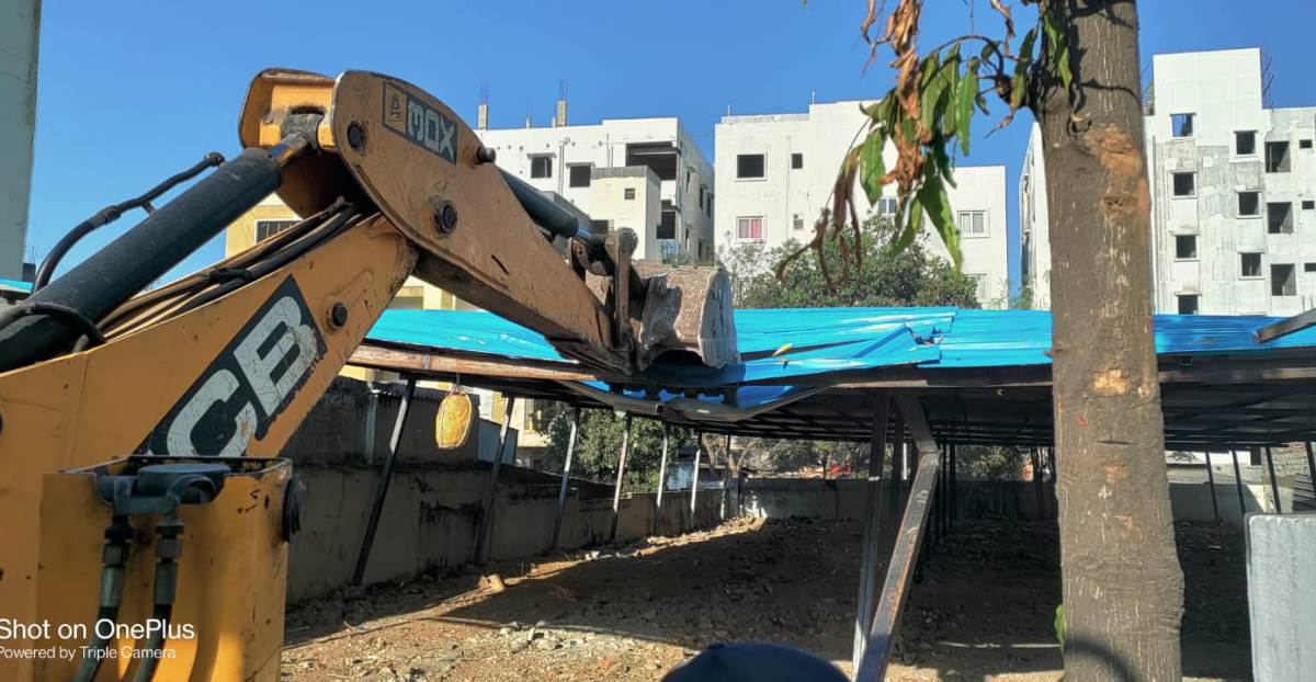 Unauthorized structure | అనుమతులులేని నిర్మాణాన్నికూల్చేసిన రెవెన్యూ సిబ్బంది