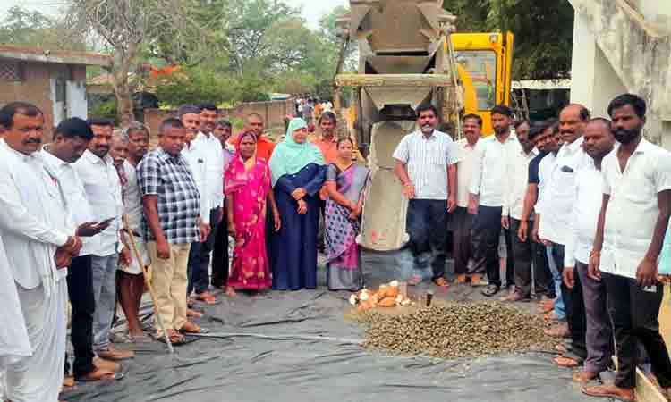 సీసీ రోడ్ల నిర్మాణ పనులు ప్రారంభం