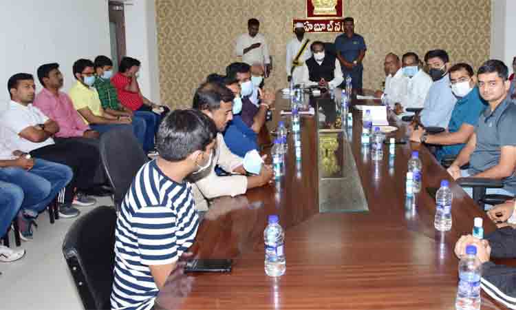 ప్లాట్లను సొంతం చేసుకోవాలి : కలెక్టర్‌