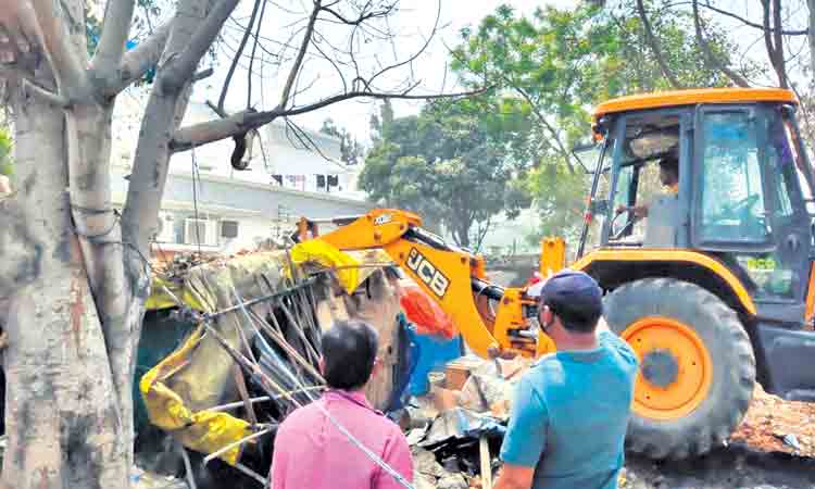 మల్టీపర్పస్‌ ఫంక్షన్‌హాల్‌ స్థలంలో ఆక్రమణలు