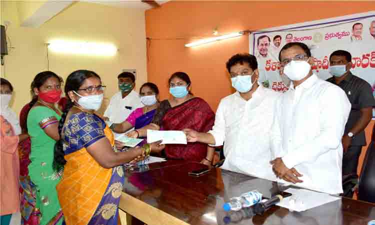 ఆడబిడ్డలకు పెండ్లి కానుక కల్యాణలక్ష్మి