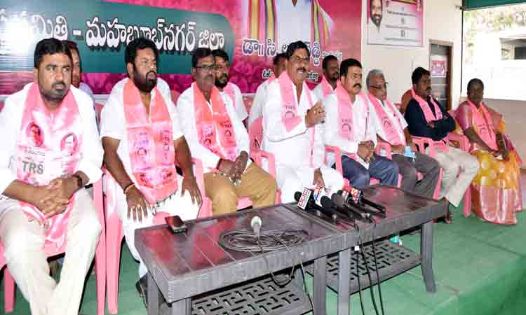 మంత్రిపై విమర్శలు సరికాదు