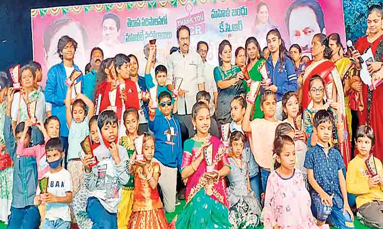 మహిళలు ఆర్థికంగా ఎదగాలి