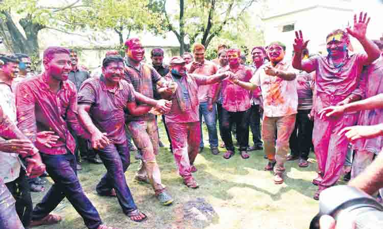 అంబరాన్నంటిన హోలీ సంబురాలు