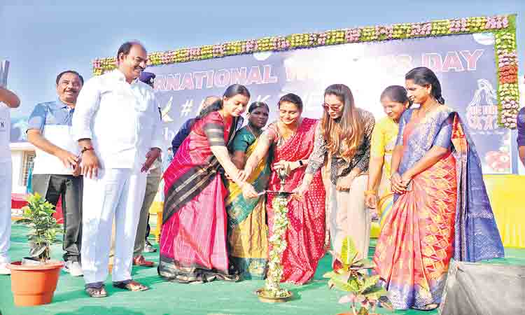 ఊరూరా ‘కేసీఆర్‌ మహిళాబంధు’