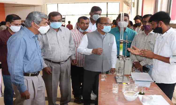 సీవీ రామన్‌ స్ఫూర్తితో విద్యార్థులు రాణించాలి