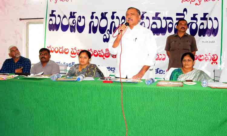 అధికారులు బాధ్యతతో పనిచేయాలి