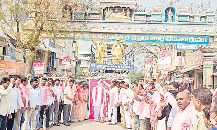 ఉద్యోగ ప్రదాతకు క్షీరాభిషేకం