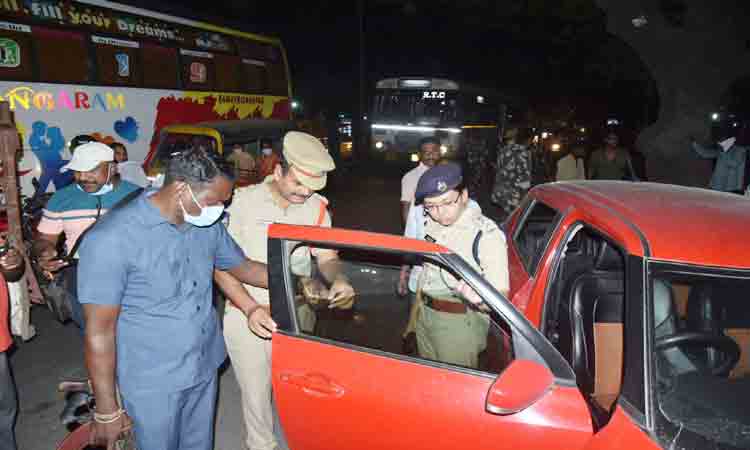 వాహనదారులు నిబంధనలు పాటించాలి