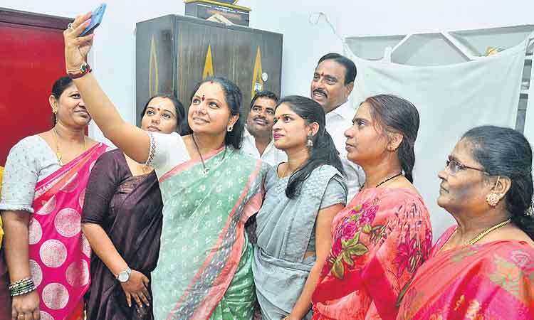 ఆత్మీయత చాటి.. అనురాగం పంచి