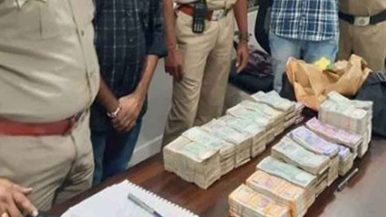 చెక్పోస్ట్ వద్ద తనిఖీల్లో రూ. 1.25 కోట్లు స్వాధీనం..