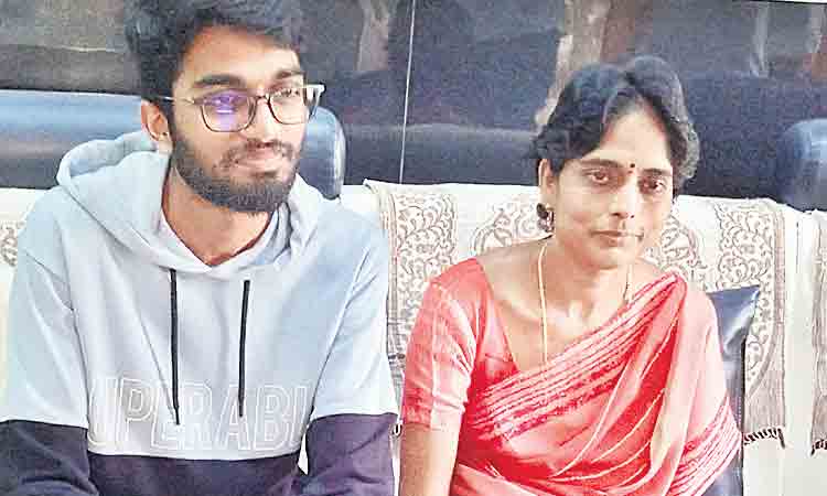 ఓ వైపు సంతోషం..మరోవైపు బాధ..