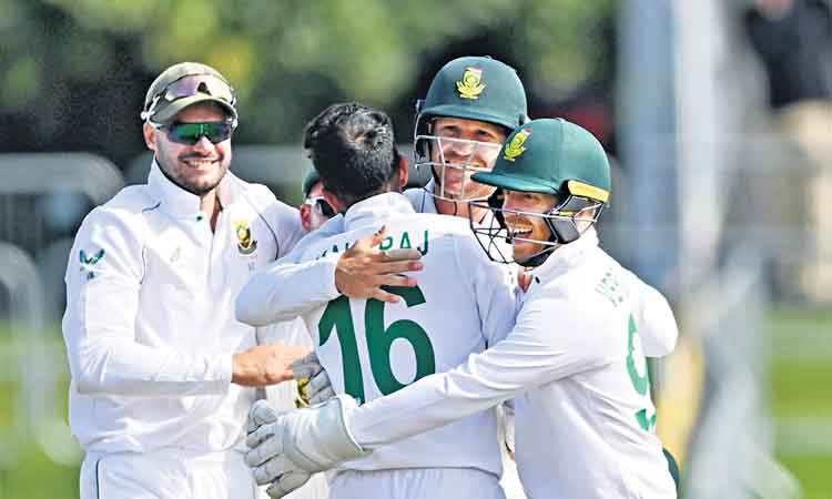 విజయానికి చేరువలో..