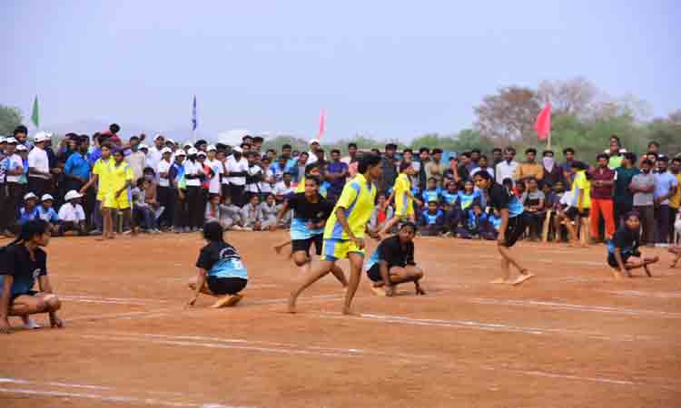 హోరాహోరీగా..