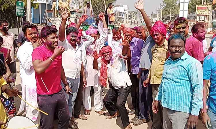 హోలీ రంగుల కేళి