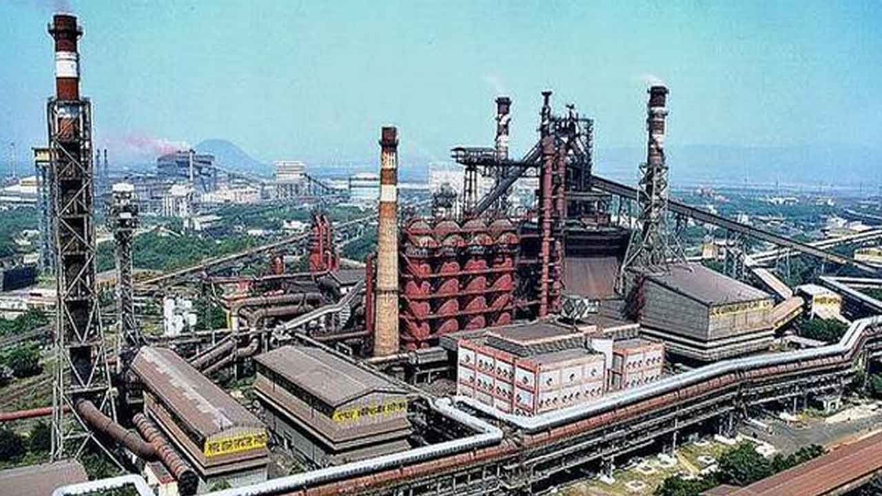 కేంద్రమంత్రి వ్యాఖ్యలపై విశాఖ స్టీల్‌ కార్మికుల నిరసన..