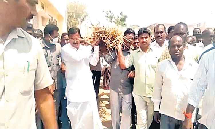 పాడె మోసిన మంత్రి నిరంజన్‌రెడ్డి