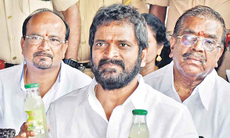 గీతవృత్తిని కించపరిచే వారికి గుణపాఠం తప్పదు