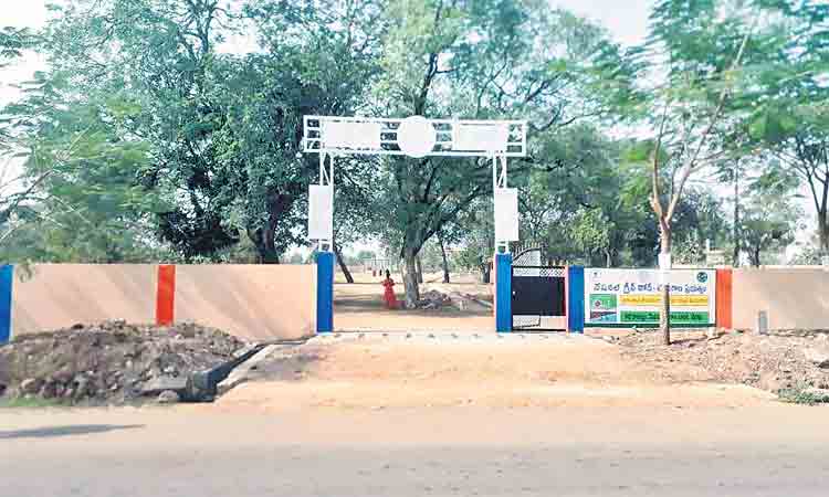 అన్నింటా ఆదర్శం..ఈ సర్కారు బడి..