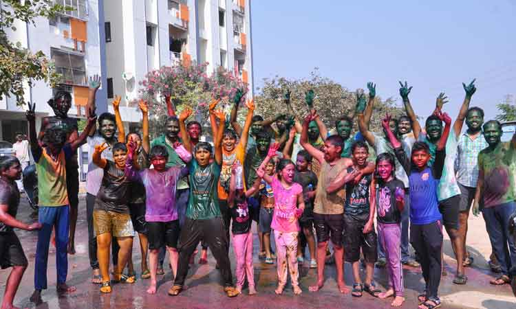 అంబరాన్నంటిన హోలీ సంబురాలు