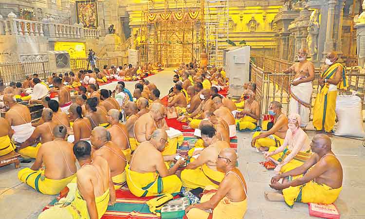 కనులపండుగా కలశాభిషేకం