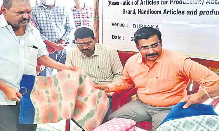 చేనేత కార్మికుల పనితీరు భేష్‌