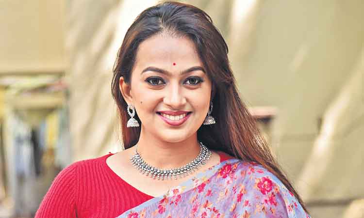 మధ్యతరగతి గృహిణి పాత్రలో