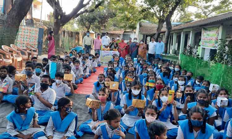 అంచెలంచెలుగా ఎదిగి.. ఆంగ్లం వైపు అడుగేసి..