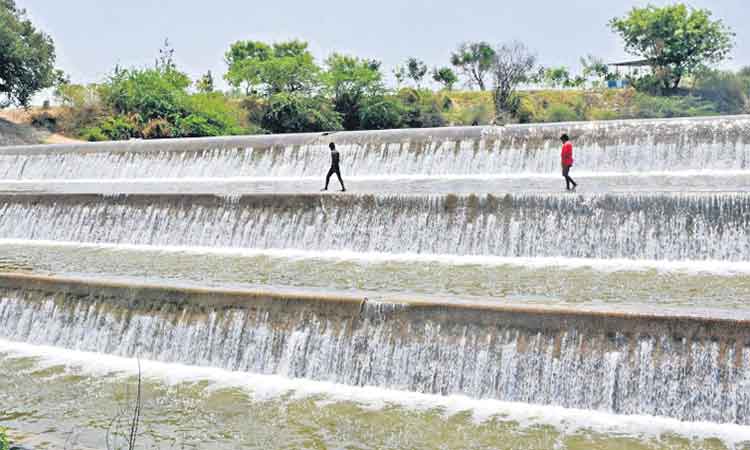 మండుటెండల్లో జలపరవళ్లు