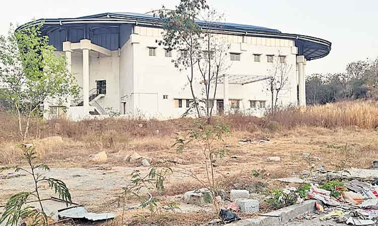 ఈ ఏడాదైనా.. ఇండోర్‌ స్టేడియం ప్రారంభమయ్యేనా..!!