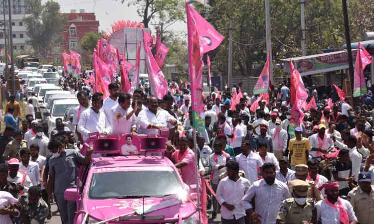 అభిమాన నేతకు నీరాజనం