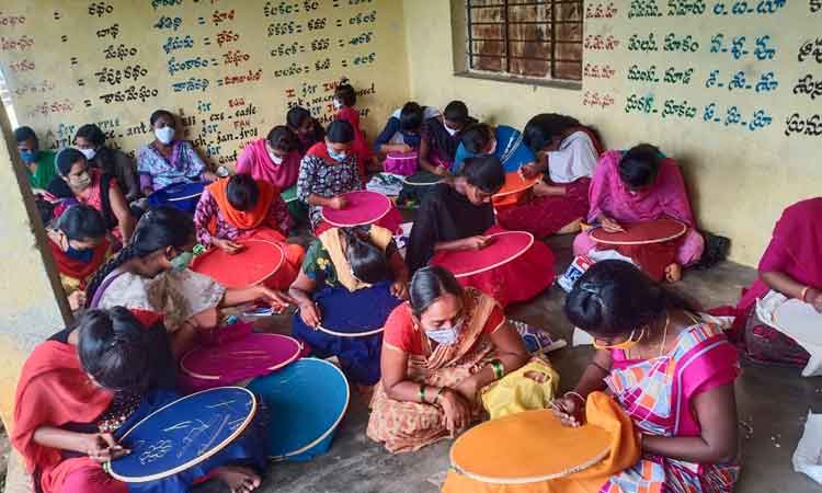 శిక్షణనిస్తూ.. ఉపాధి చూపుతూ..