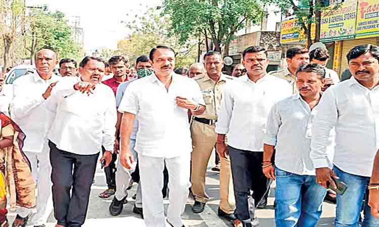 వీధి వ్యాపారుల సమస్య పరిష్కారానికి కృషి