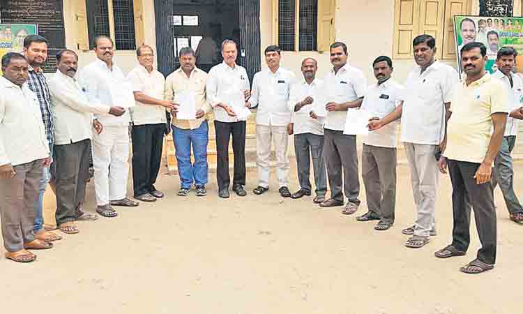 కొనేదాకా వెంటాడుతాం