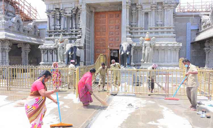 స్వయంభువుల దర్శనం సంప్రోక్షణ అనంతరమే
