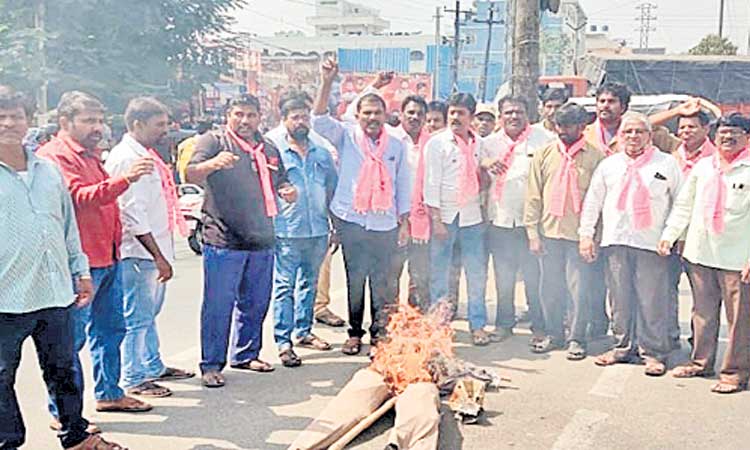 కార్మిక చట్టాలను ఉల్లంఘిస్తున్న కేంద్రం