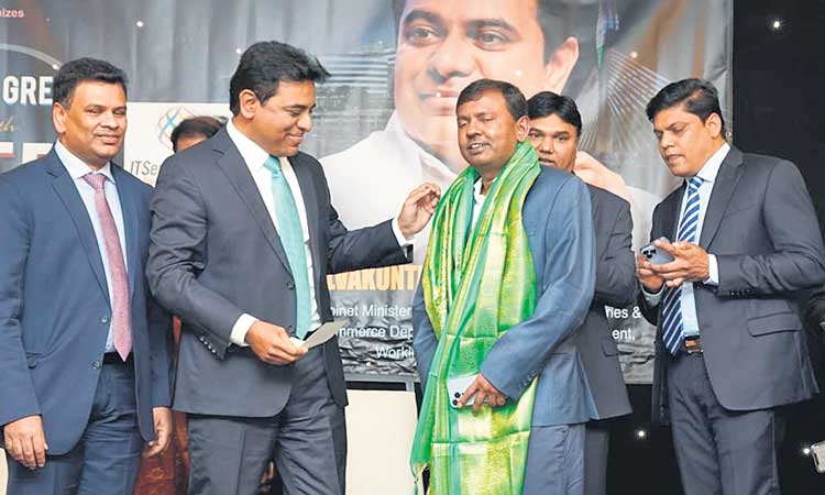 పాఠశాల అభివృద్ధికి ఎన్నారై విరాళం