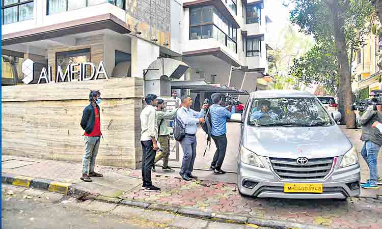 శివసేన నేతల ఇండ్లలో ఐటీ సోదాలు