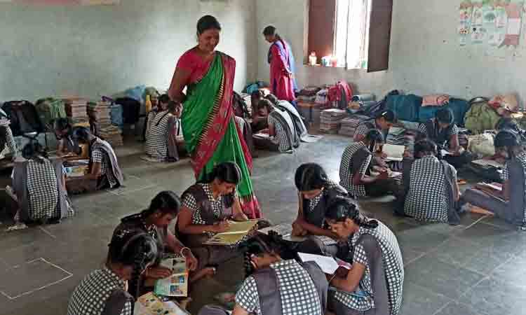 దాతల హస్తం పుస్తక నేస్తం