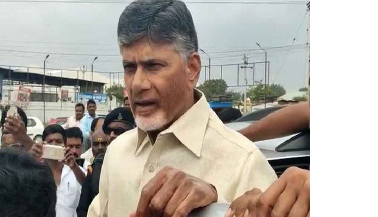 కల్తీ సారా బాధిత కుటుంబాలను పరామర్శించిన చంద్రబాబు..