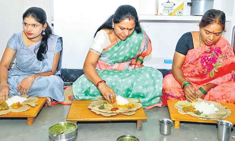 లబ్ధిదారురాలి ఇంట్లో ఎమ్మెల్సీ కవిత భోజనం