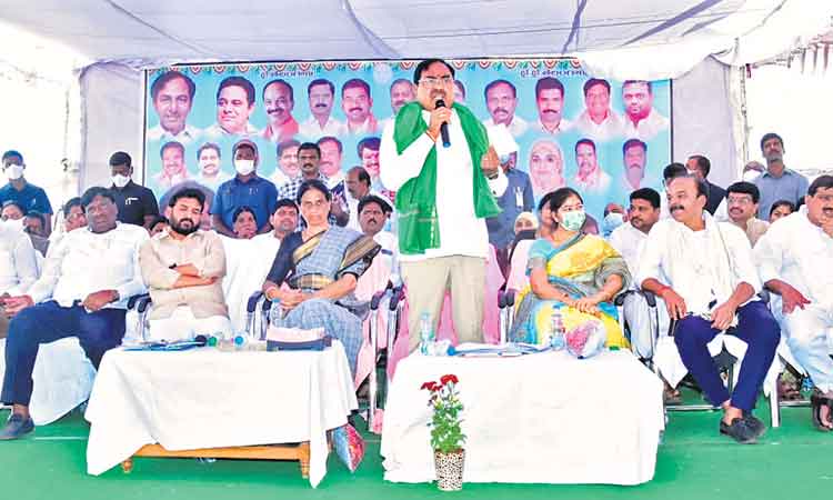 ఢిల్లీలో పొగడ్తలు.. రాష్ట్రంలో విమర్శలు