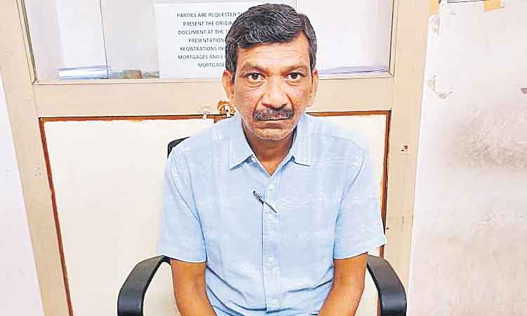 ఏసీబీకి చిక్కిన రిజిస్ట్రేషన్ల శాఖ ఉద్యోగి