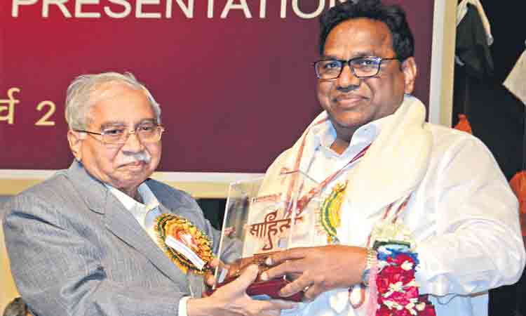 కేంద్ర సాహిత్య అకాడమీ అవార్డు అందుకొన్న గోరటి