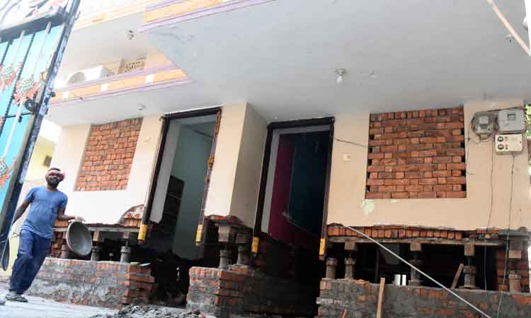 ఇంటిని తవ్వి ఎత్తును పెంచి..