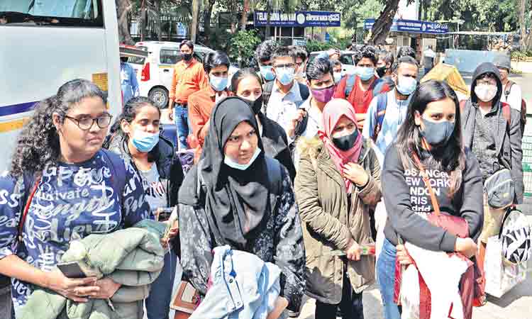 రైళ్లలోంచి గెంటివేత