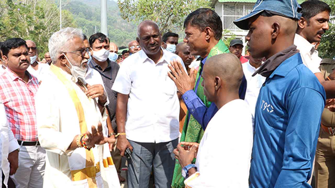 క్యూ లైన్లలో భక్తులకు ఆహారం, పాలు అందించండి: టీటీడీ చైర్మన్