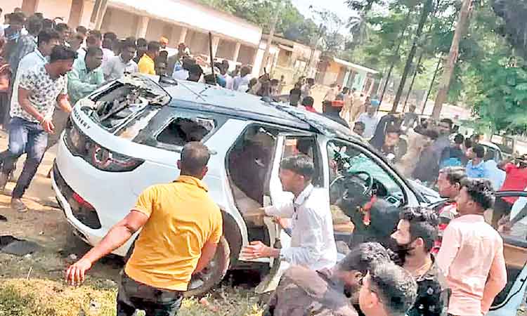 జనంపైకి దూసుకెళ్లిన కారు.. ఎమ్మెల్యేను చితకబాదిన ప్రజలు